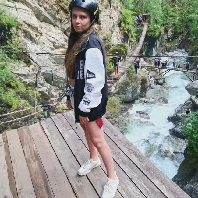 Vika · 20 ·           