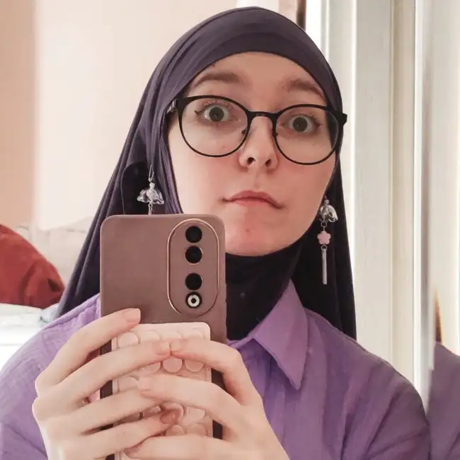 Esmina · 22 ·           